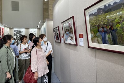 参观主题展览 砥砺奋进力量--艺术中心开展主题党日活动