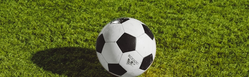 世界杯决赛中阿根廷与法国队激烈争夺足球的精彩瞬间