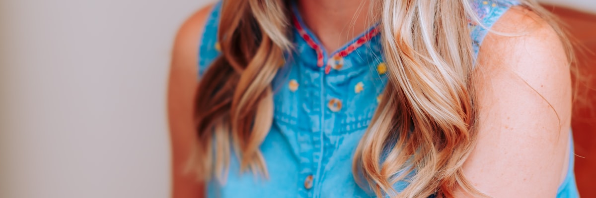 世界杯赛场上多国球队球员同场竞技的壮观全景